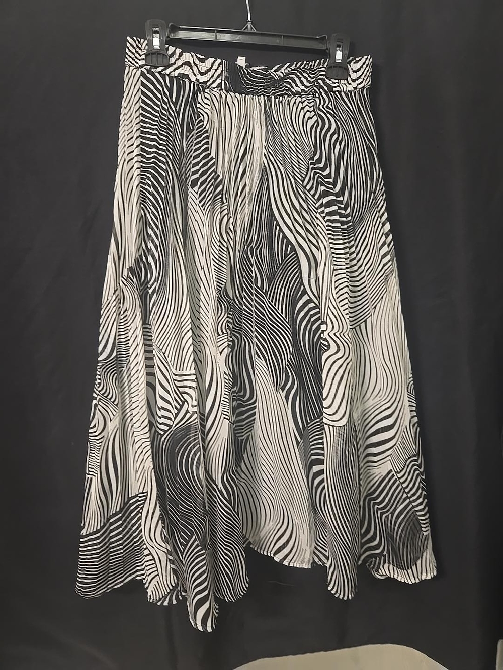 Live 4 Truth Black White Optical Print Flowy Midi Skirt Medium